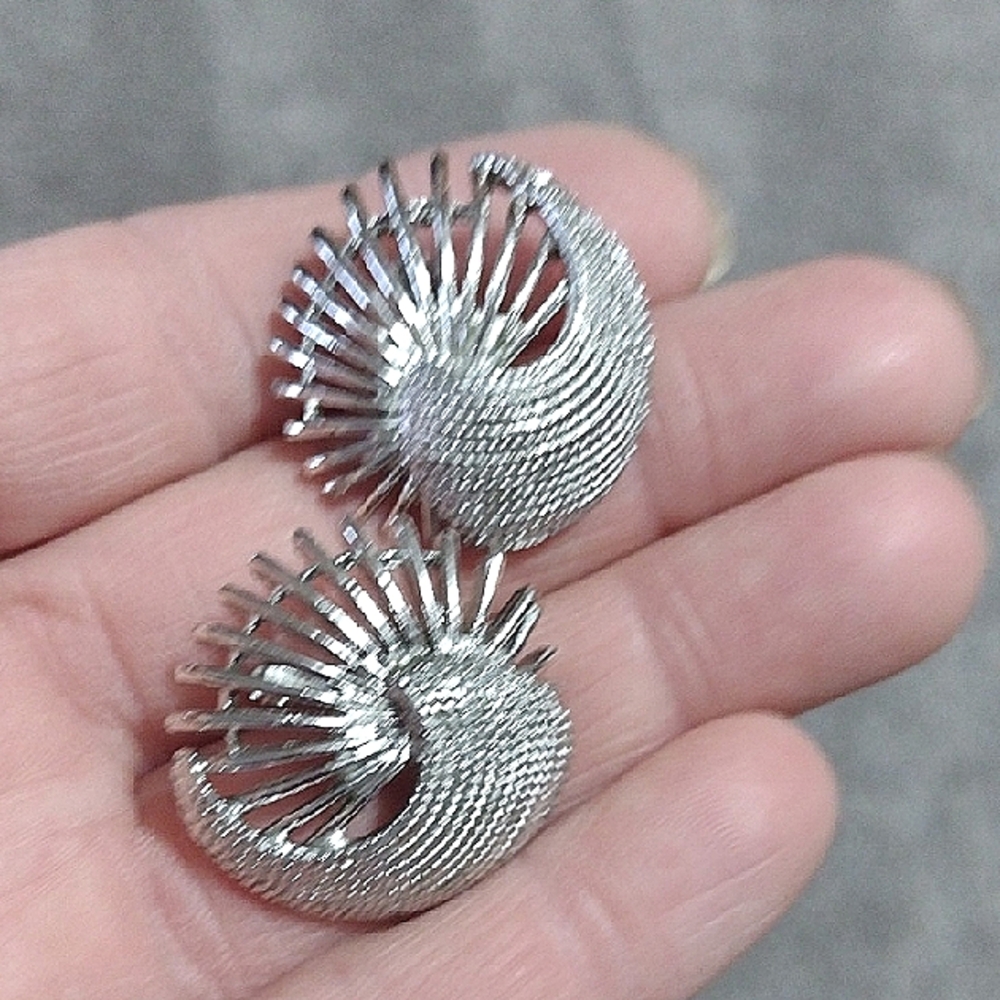SARAH COVENTRY VINTAGE 60s SILVER-TONE RIBBED SWIRLED LEVERBACK 1.2" EARRINGS - Picture 4 of 9